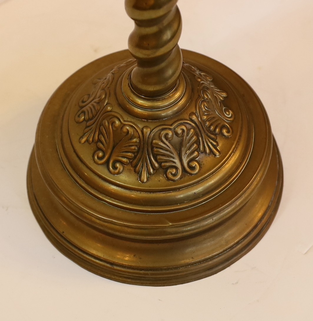 An Edwardian brass oil lamp with Toeb Elmann mechanism, yellow glass reservoir and opaque glass shade, height overall 70cm